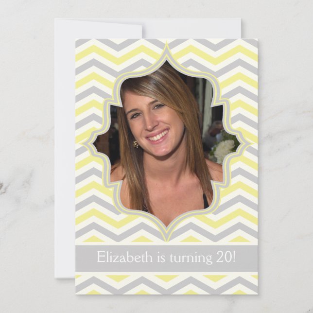Invitation Photo d'anniversaire moderne jaune, gris chevron (Devant)