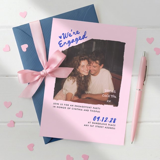 Invitation Photo de fiançailles écrit main tenue de cocktail (Whimsical Playful Retro Square Photo Pink Blue Casual Fun Handwritten Engagement Party Invitation)