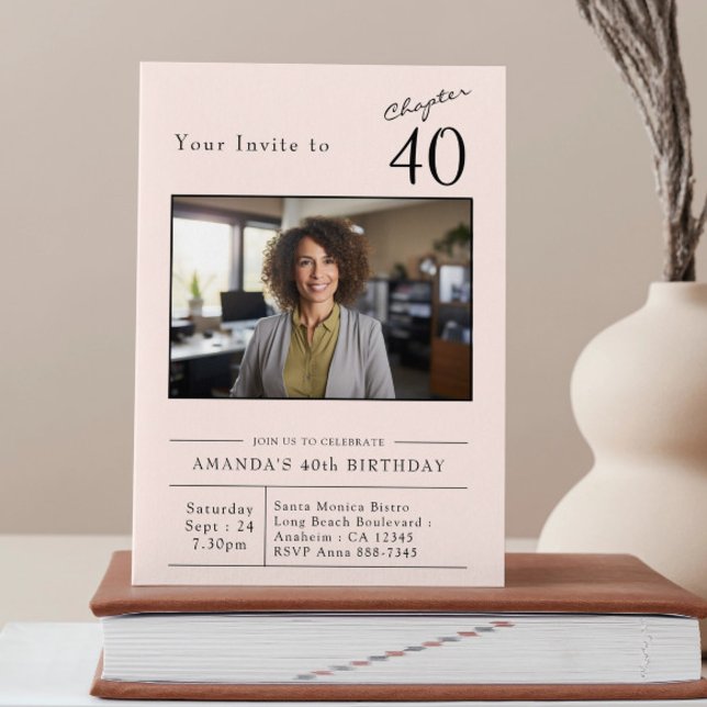 Invitation Photo de la fête d'anniversaire de quarante Blush  (Blush pink 40th birthday invitation propped up on a book.)
