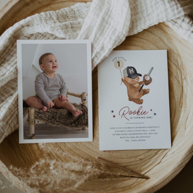 Invitation Photo de l'ours de 1er anniversaire de naissance (Rookie 1st Birthday Bear Photo Invitation)