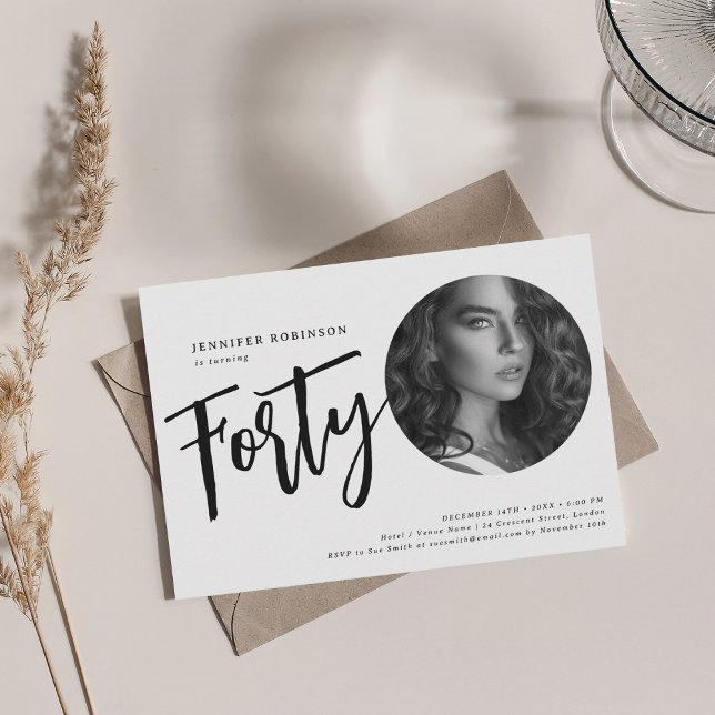 Invitation Photo de script moderne 40e anniversaire noir et b (Modern Script Photo 40th Birthday Black & White Invitation)