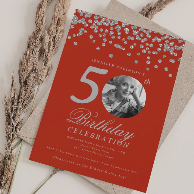 Invitation Photo élégante 50e anniversaire Argent Confetti Ro (Elegant Photo 50th Birthday Silver Confetti Red Invitation)