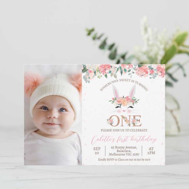 Invitation Photo Floral Bunny Face Un Lapin 1er Anniversaire (Debout devant)