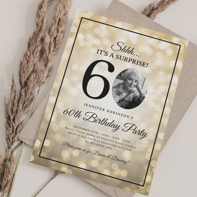 Invitation Photo SURPRISE 60e Anniversaire Lumières Dorées (SURPRISE Photo 60th Birthday Gold Glam Lights Invitation)