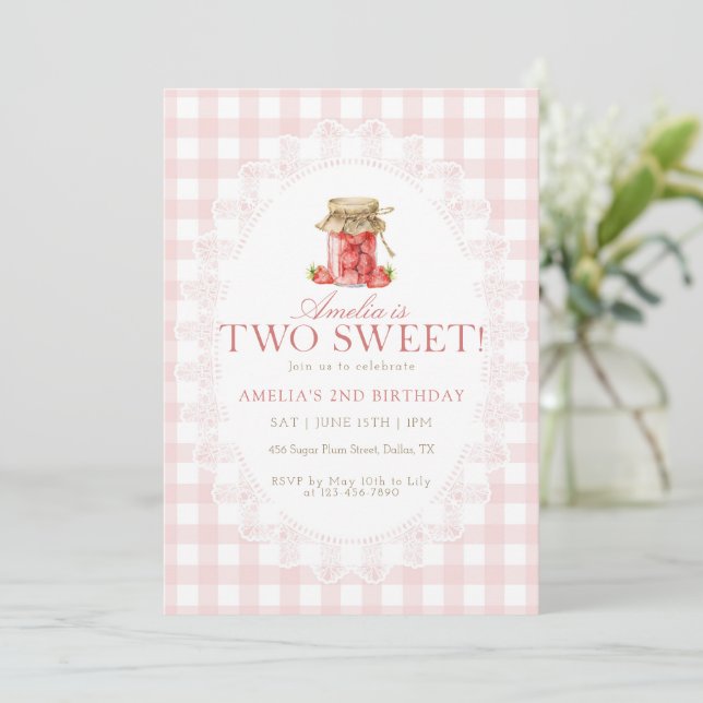 Invitation Pink Gingham Two Sweet Strawberry Birthday (Debout devant)
