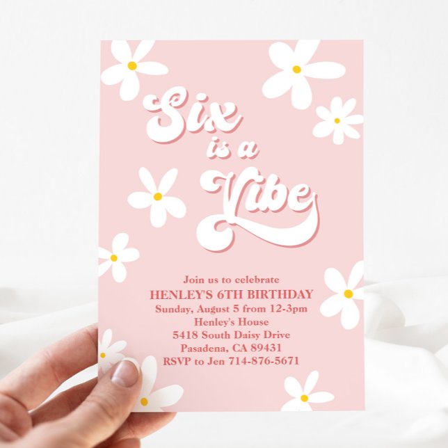 Invitation Pink Retro Daisy Six Est Un Anniversaire Vibe (Créateur téléchargé)