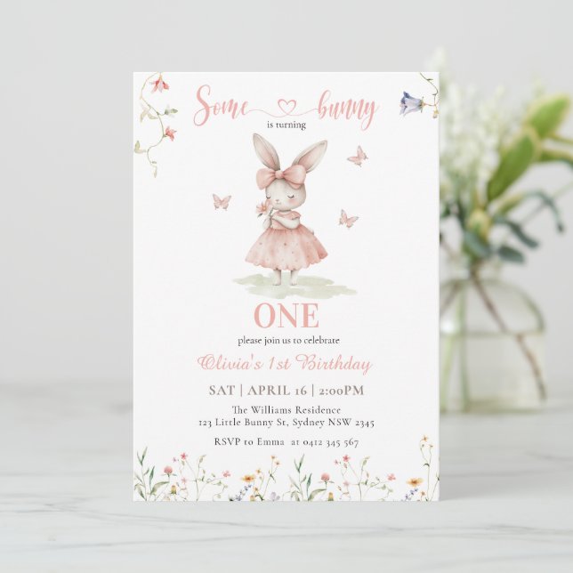 Invitation Pink Un Lapin Tourne Une Fille Premier Anniversair (Debout devant)