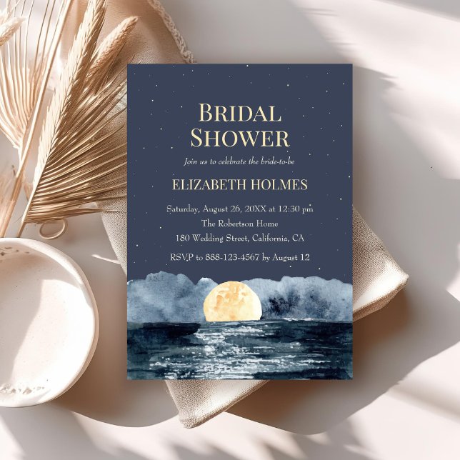 Invitation Pleine lune sur la Fête des mariées du lac (Full Moon on Lake Bridal Shower Invitation on a boho table.)