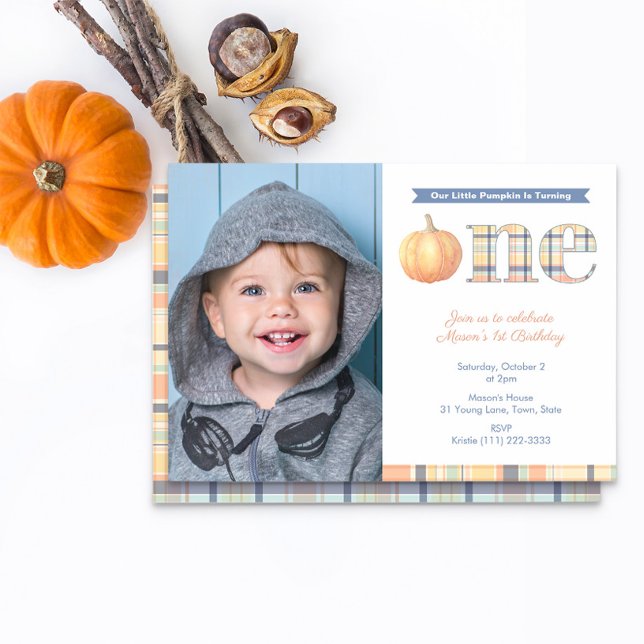 Invitation Preppy Little Citrouille 1er anniversaire (Smart 1st birthday party for boy picture invitation with a fall pumpkin madras plaid theme)