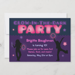 Invitation Purple et rose brillant dans l'obscurité de la fêt