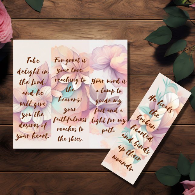 Invitation Quatre Signets de versets de la Bible (à revendre  (Image shows four bookmarks with floral theme and bible quotes lying on a wooden table)