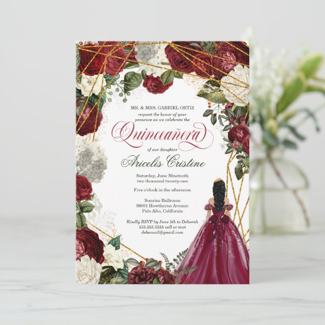 Invitation Quinceanera avec robe élégante et fleurs bordeaux (Debout devant)