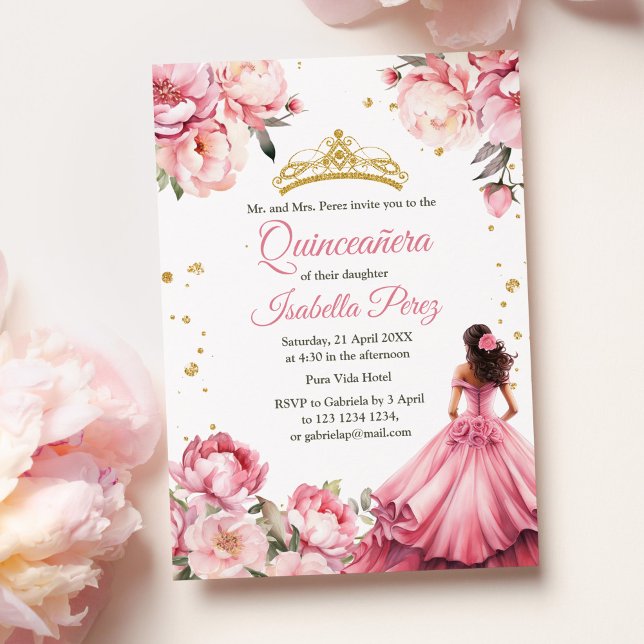 Invitation Quinceanera Rosée Rose princesse robe Tiara (Quinceanera Blush Pink Princess Dress Tiara Invitation on a table with blush pink peonies.)