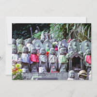 Rangées de petites statues de moines Jizo avec des