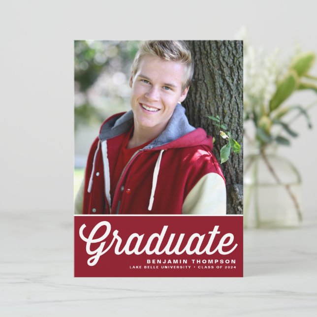 Invitation Red Retro Bold Typographie Photo Graduation (Debout devant)