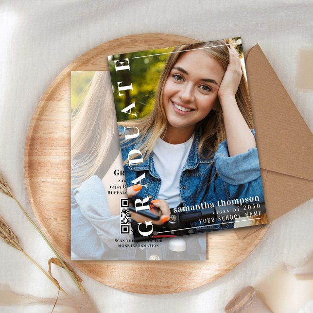 Invitation Remise de diplôme de typographie photo stylée mode (Modern stylish typography graduation card with senior photo focus.)