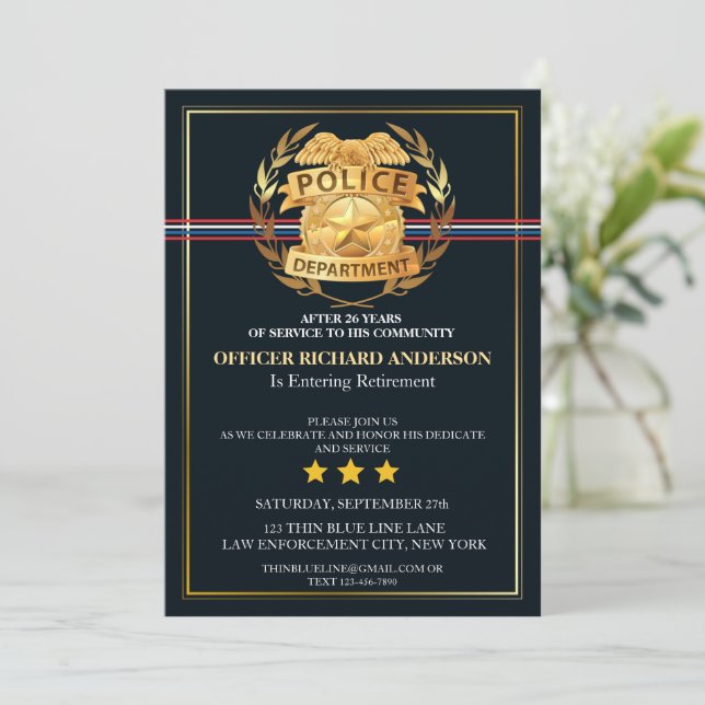 Invitation Retrait d'officier de police avec Bouclier d'insig (Debout devant)