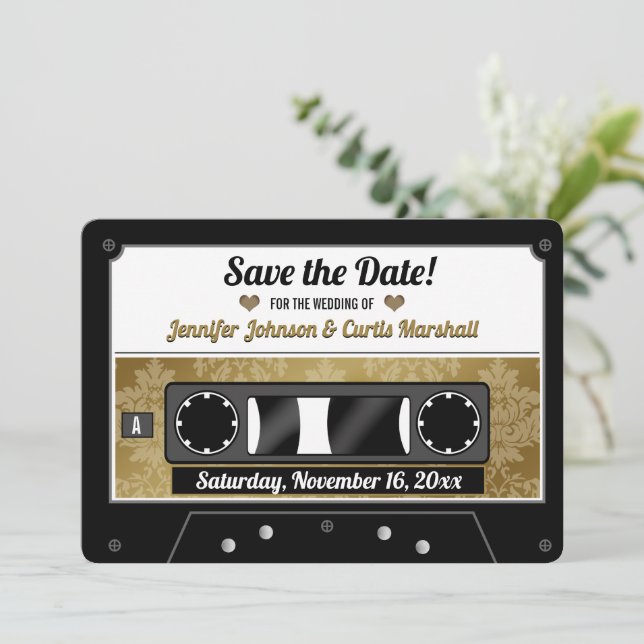 Invitation Retro Cassette Bande Mariage Enregistrer la date (Debout devant)