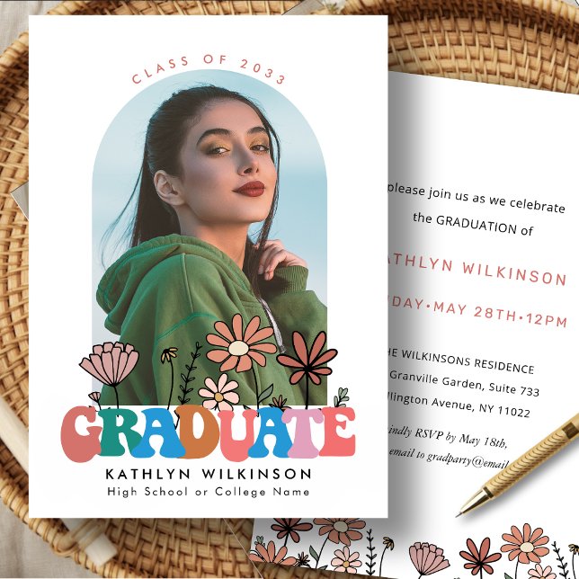 Invitation Retro Floral Super Typographie Photo Graduation (Créateur téléchargé)