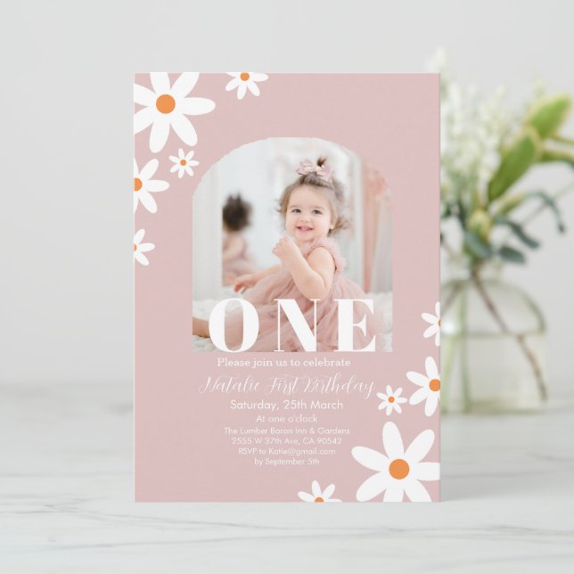 Invitation Retro Groovy Daisy Boho photo Girl 1st Birthday (Debout devant)
