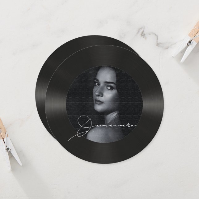 Invitation Retro vinyle photo Quinceanera (Devant/Arrière en situation)