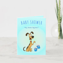 Rico le chien tenant de mignons chaussons de bébé
