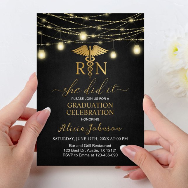 Invitation RN Lumières noir et or Diplôme de soins infirmiers (Créateur téléchargé)