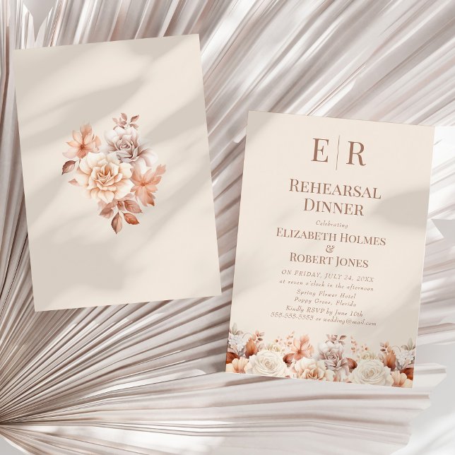 Invitation Rose Gold Mousse Florale Monogramme Dîner de Répét (Rose Gold Mousse Floral Monogram Rehearsal Dinner Invitation on a sunny neutral dry palm leaf.)