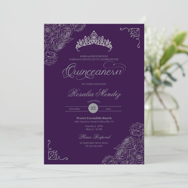 Invitation Roses violet et argent élégant Quinceañera (Debout devant)