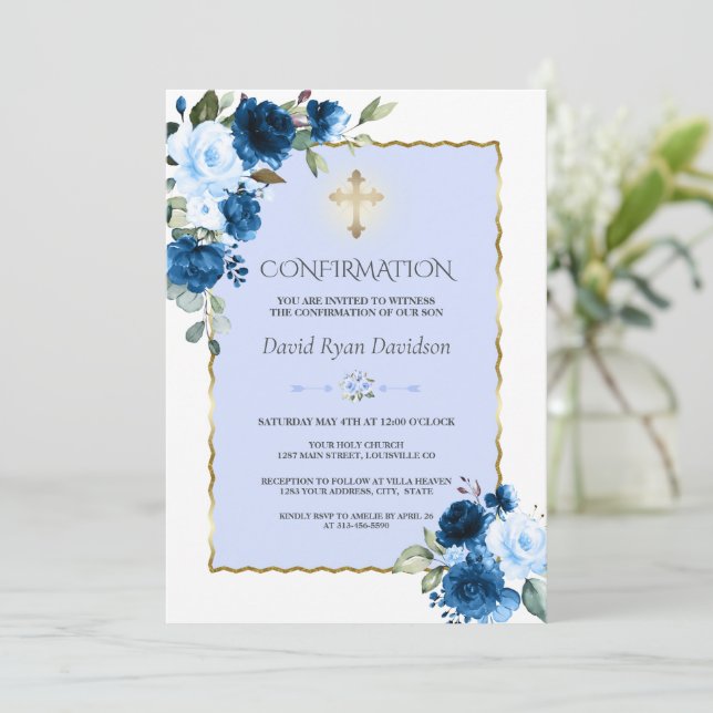 Invitation Royal Blue Floral Gold Cross Confirmation du garço (Debout devant)