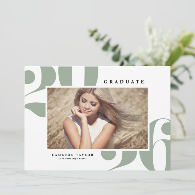 Invitation Sage Green 2025 Bold Typographie Photo Graduation (Debout devant)