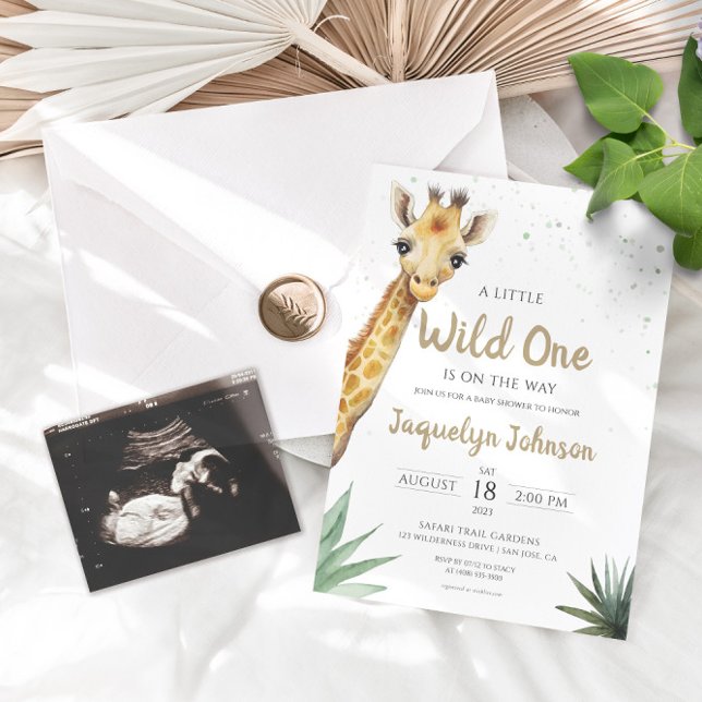 Invitation Sage Green et Gold Safari Baby shower de la Giraff (You're in for an adventure with this little wild one! This minimalist Giraffe invite is perfect.)