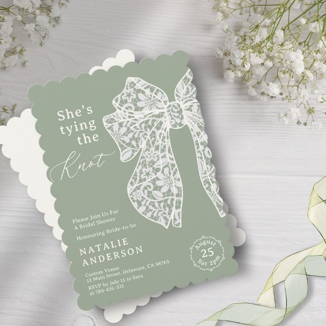 Invitation Sage Script Bow She's Tying the Knot Fête des mari (Sage Script Bow She's Tying the Knot Bridal Shower Invitation)