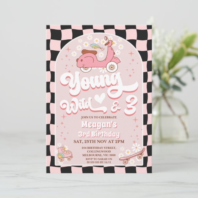Invitation Scooter Pink Young Wild et trois 3e anniversaire (Debout devant)