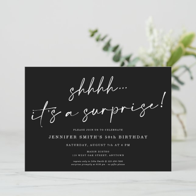 Invitation Script Chic Moderne Shhhh Surprise fête d'annivers (Debout devant)
