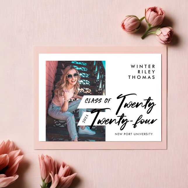 Invitation Script moderne Gradué Vingt-quatre photo (Modern Script Graduate Twenty Twenty Four Photo Invitation)