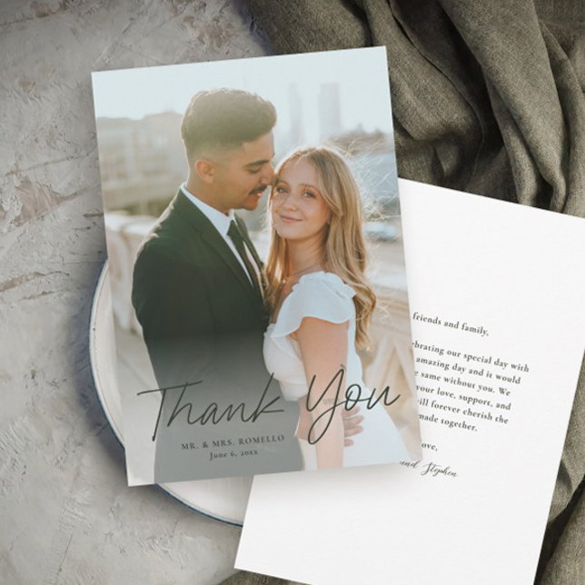 Invitation Script moderne Mariage photo simple Merci (Modern script photo wedding thank you card with full bleed photo typography overlay.)