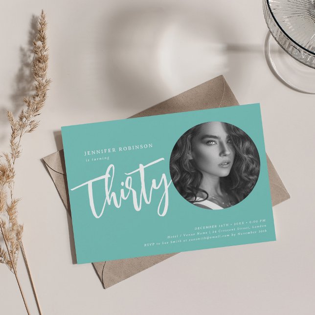 Invitation Script moderne Photo 30e fête d'anniversaire Turqu (Modern Script Photo 30th Birthday Party Teal Invitation)