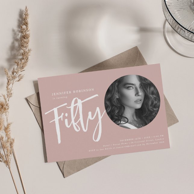 Invitation Script moderne Photo 50e anniversaire fête Dusty r (Modern Script Photo 50th Birthday Party Dusty Pink Invitation)