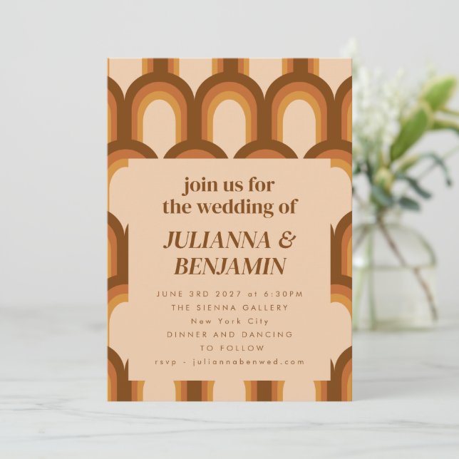 Invitation Site Web RSVP de mariage unique marron rétro funky (Debout devant)