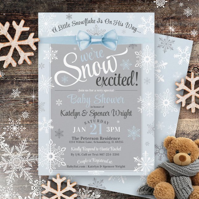 Invitation Snowflake Excitée à la neige Cute Blue Boy Baby sh (Cute blue bow & gray WE'RE SNOW EXCITED baby boy snowflake winter wonderland baby shower invite)