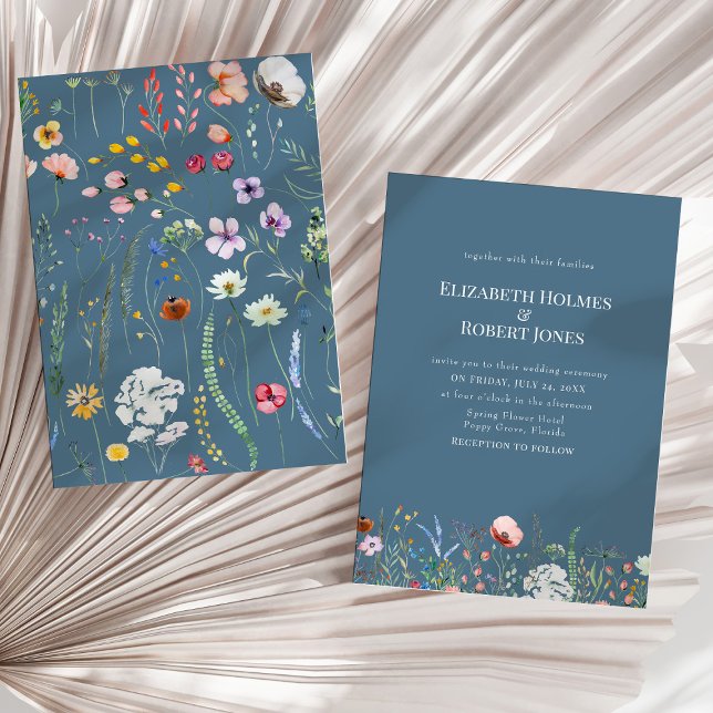 Invitation Soft Blue Boho Fleurs sauvages de mariage Invitati (Soft Blue Boho Wildflowers Wedding Invite on a sunny neutral dry palm leaf.)