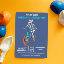 Squelette de loup-garou sur un vélo BMX pour l'ann