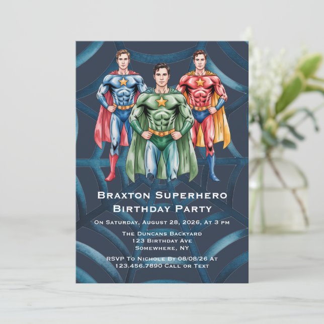 Invitation Superhero fête d'anniversaire pour les garçons (Debout devant)