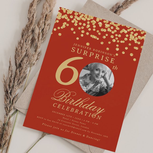 Invitation SURPRISE Photo 60e anniversaire Gold Confetti Roug (SURPRISE Photo 60th Birthday Gold Confetti Red Invitation)