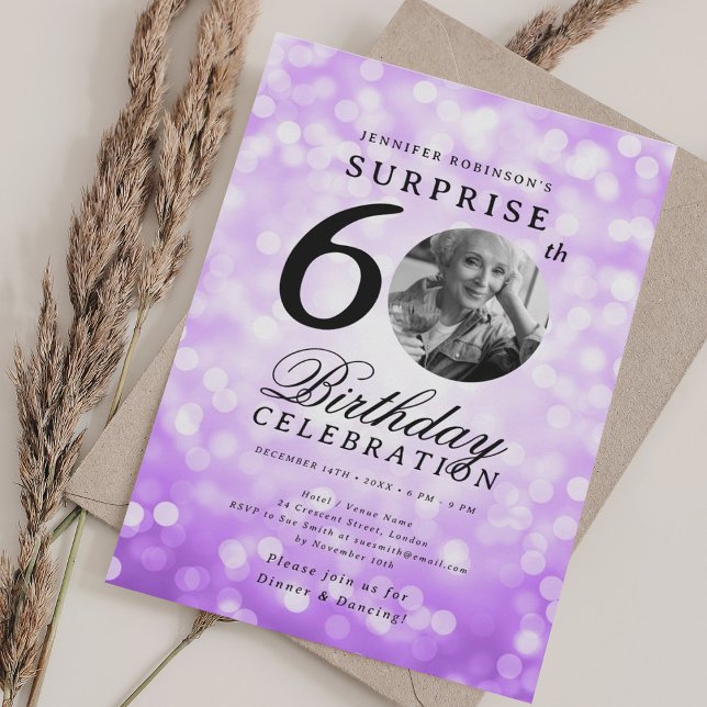Invitation SURPRISE Photo 60e anniversaire Purple Bokeh (SURPRISE Photo 60th Birthday Purple Bokeh Invitation)