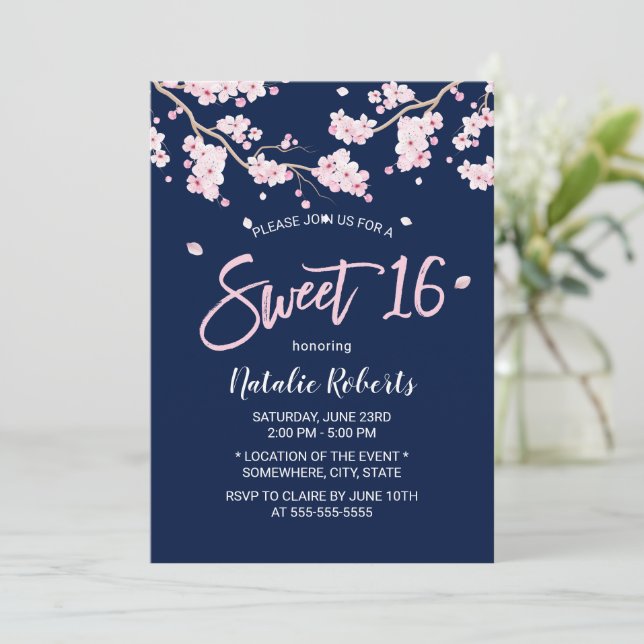 Invitation Sweet 16 rose floral cerise fleurs bleu marine (Debout devant)