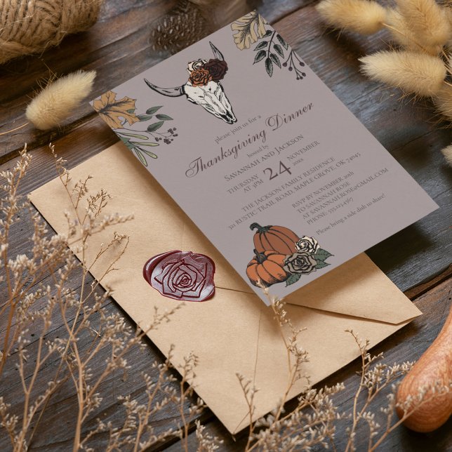 Invitation Taupe Western Thanksgiving Vache Crâne automne moi (Elegant Thanksgiving Cow Skull Taupe Invitation. Hand-Drawn Cow Skull & Horns, Roses & Fall Pumpkins)
