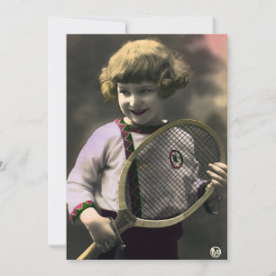 Invitation Tennis Sportif Vintage, Fille Heureuse avec Raquet