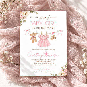 Invitation Tenue bohème pour bébé fille sur un fil à linge Ba